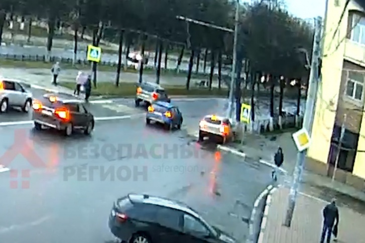 В Ярославле иномарка врезалась в столб В Ярославле иномарка врезалась в столб