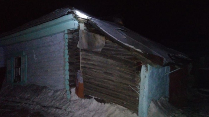 Власти отказывались признавать аварийным дом-развалюху, крыша которого придавила сибирячку