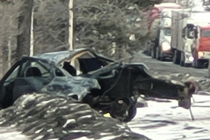 От удара двух фур легковая машина превратилась в груду металла, водитель погиб