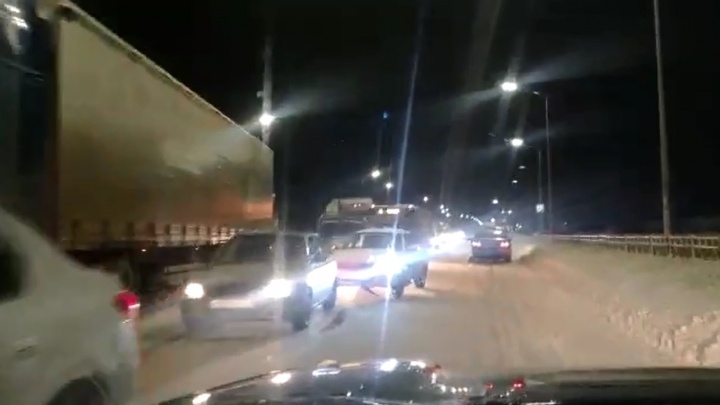 И объехать ее невозможно: жесткая пробка по дороге в аэропорт Волгограда попала на видео