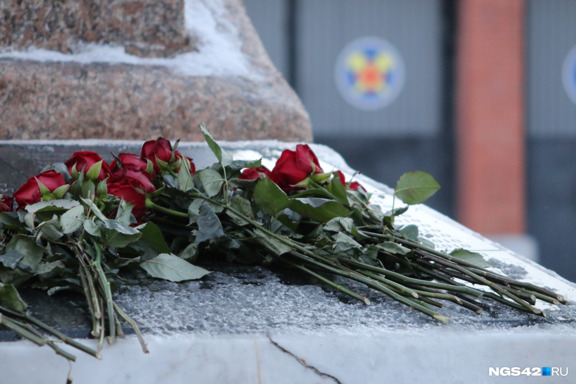 В Новокузнецке появились стихийные мемориалы погибшим в «Листвяжной»