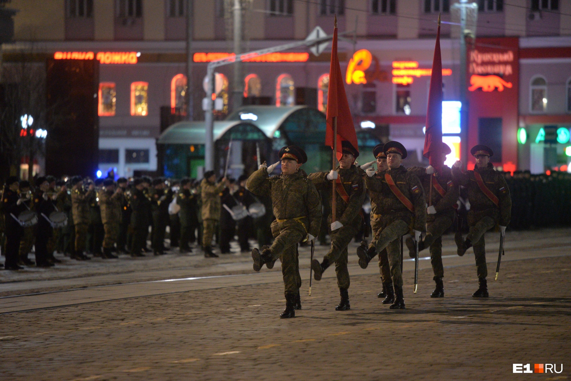 Две тысячи военных на центральных улицах города. Фоторепортаж с первой репетиции к параду Победы