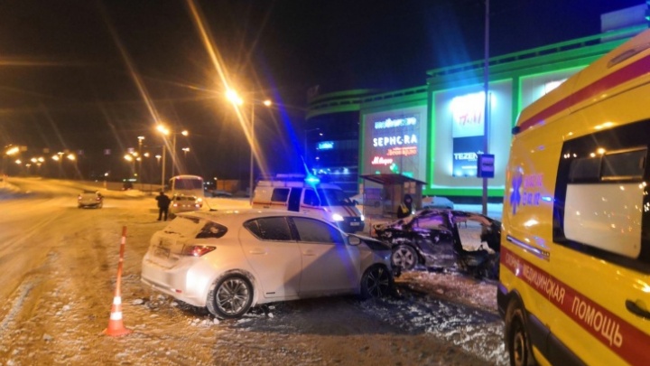 В день смертельного ДТП в Тюмени пьяный водитель застрял в снегу — его авто вытаскивали прохожие