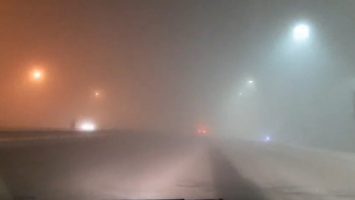 «Глаза жгло»: жители Челябинска пожаловались на густой туман и выбросы
