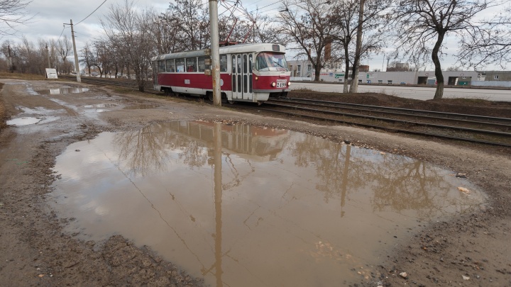 «А в ответ одни отписки»: в Волгограде жалуются на затопленную грязью дорогу и отсутствующий тротуар