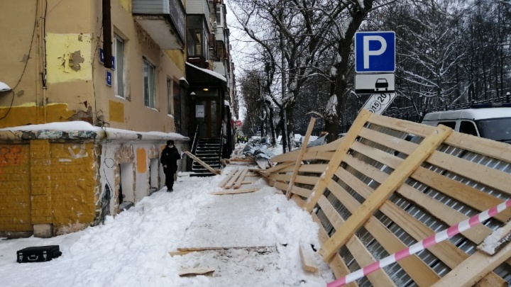 Суд вынес приговор мастеру, руководившему стройкой ограждения на улице Краснова, при падении которого погибла женщина