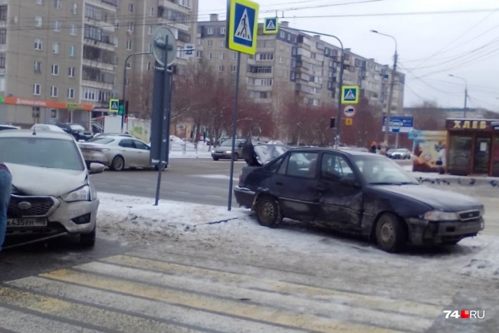 Автомобиль Daewoo Nexia при повороте налево не уступил дорогу Datsun, который ехал прямо Автомобиль Daewoo Nexia при повороте налево не уступил дорогу Datsun, который ехал прямо