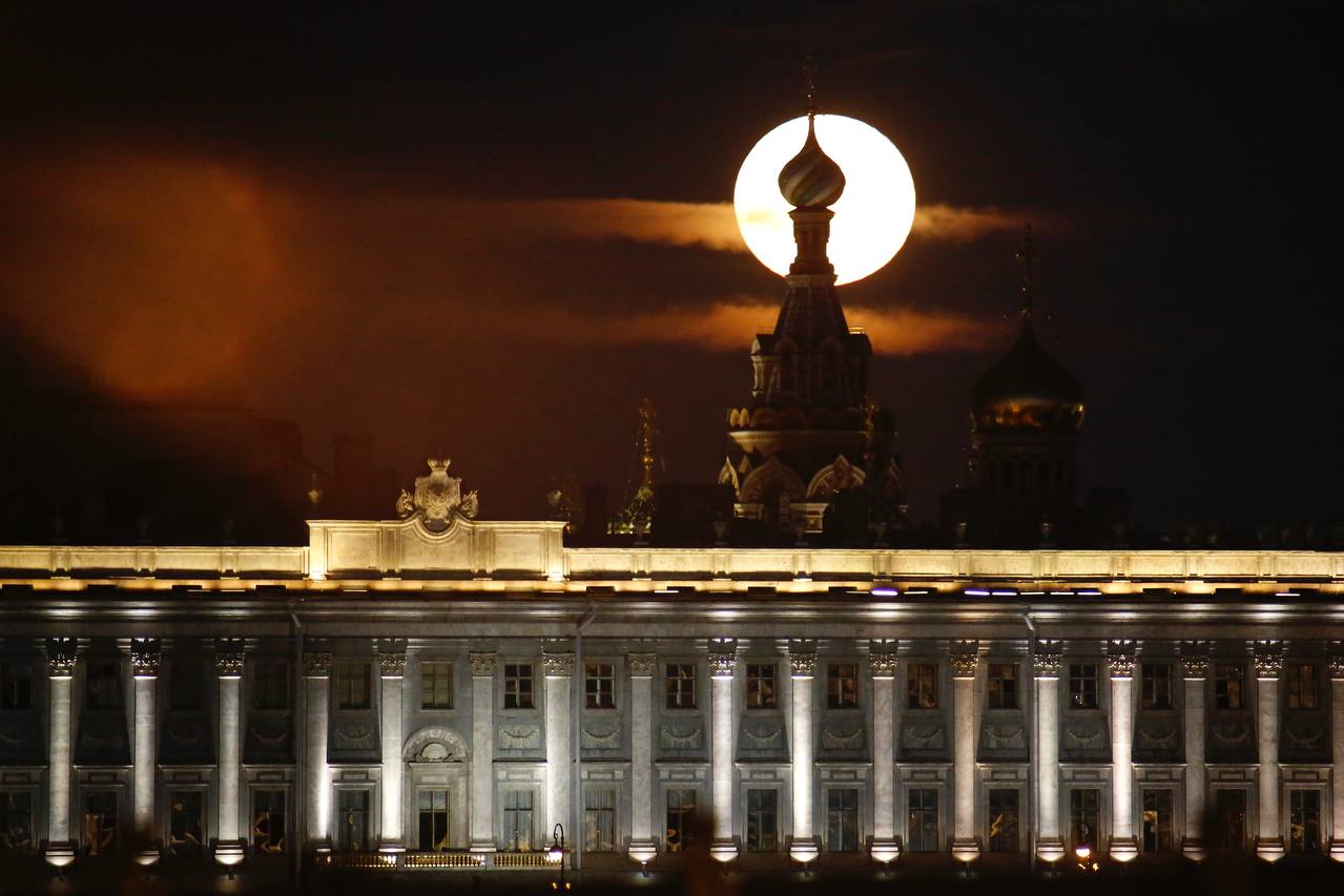 В Петербурге – суперлуние. Посмотрите, как зловеще Луна нависает над городом