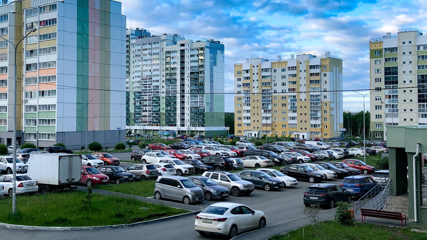 «Парковый-2». Снимок сделан в разгар длинных выходных 12 июня: а что здесь творится в будни? «Парковый-2». Снимок сделан в разгар длинных выходных 12 июня: а что здесь творится в будни?