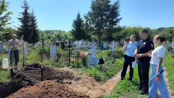 Очередной скандал на кладбище в Татарстане: родственникам пришлось дважды копать могилу для усопшего