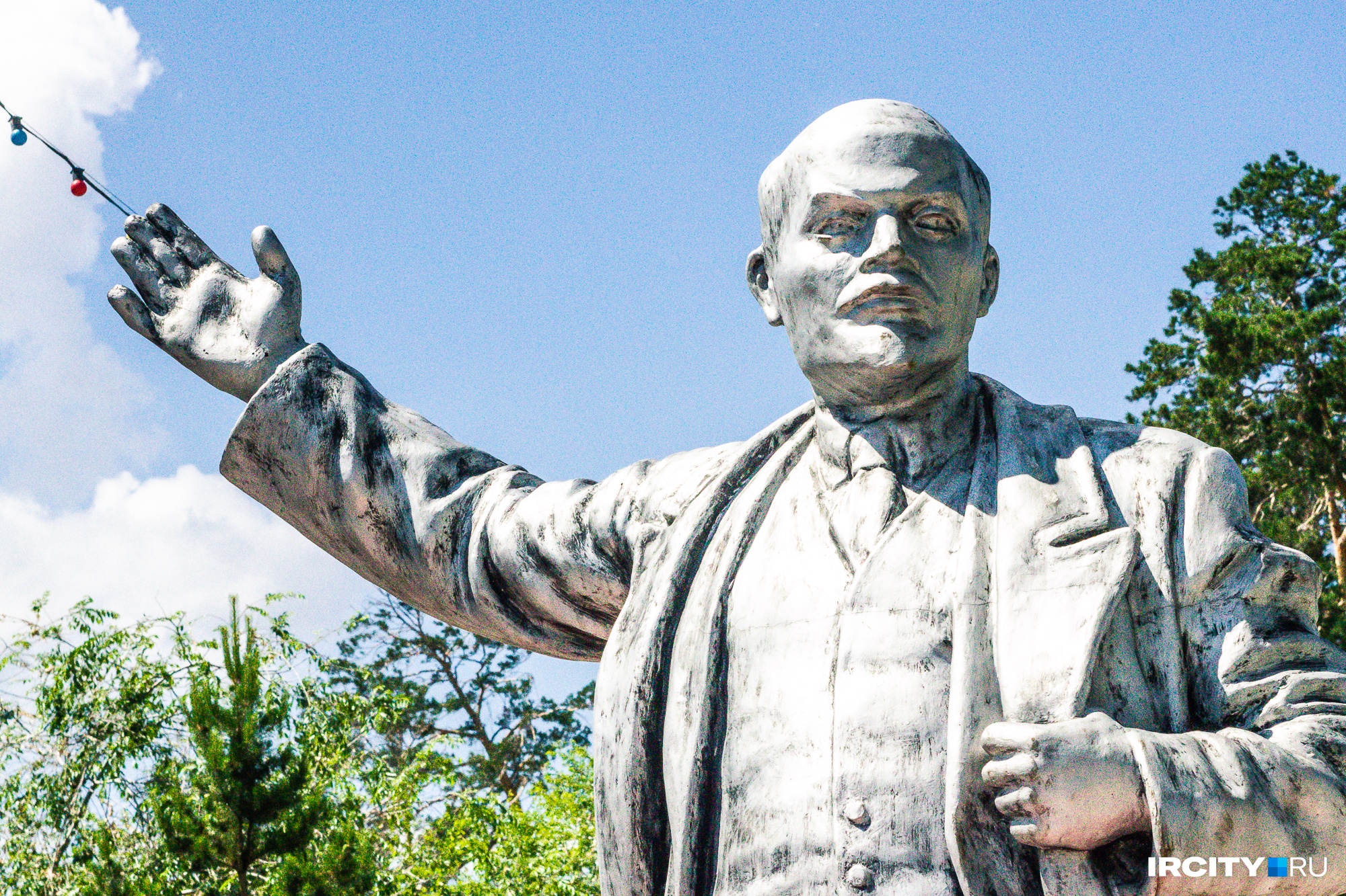 Памятник Ленину на входе в Парк культуры и отдыха имени Орешкова