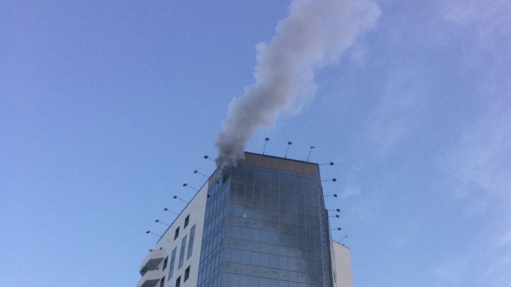 В Омске загорелось офисное здание «Фестиваля». Эвакуированы 800 человек