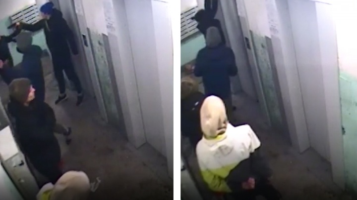 В Екатеринбурге ночью банда подростков с ножом и пистолетом напала на лифт в подъезде дома. Видео