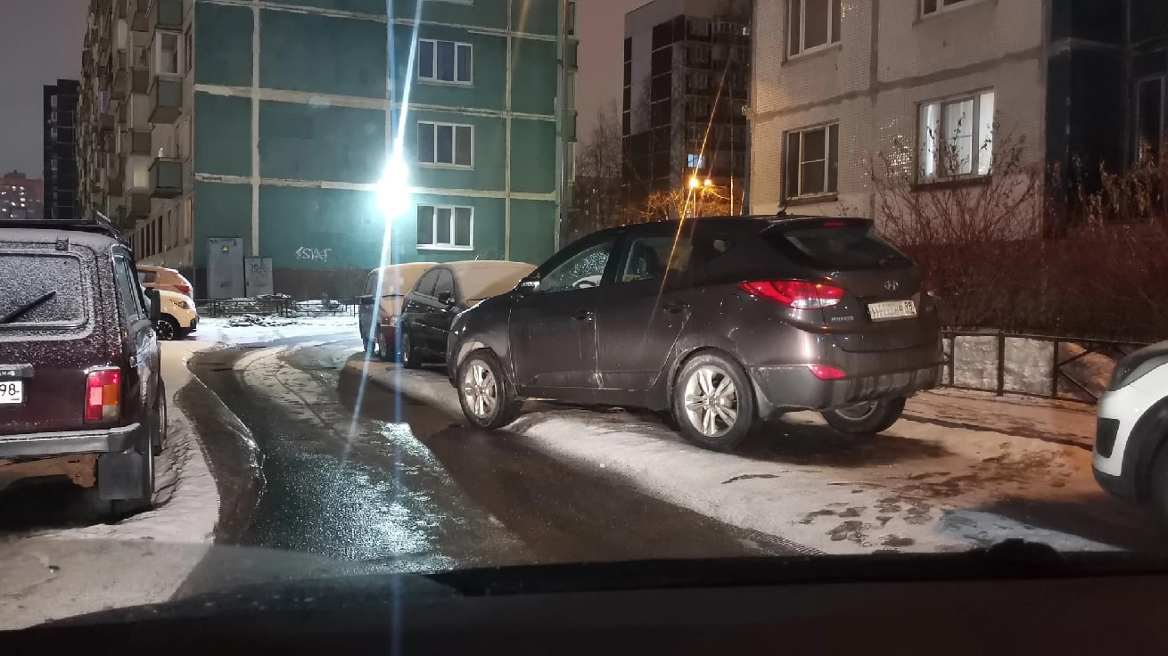 Нива» в Петербурге показала высший класс парковки на сугробе | 21.02.2022 |  Санкт-Петербург - БезФормата