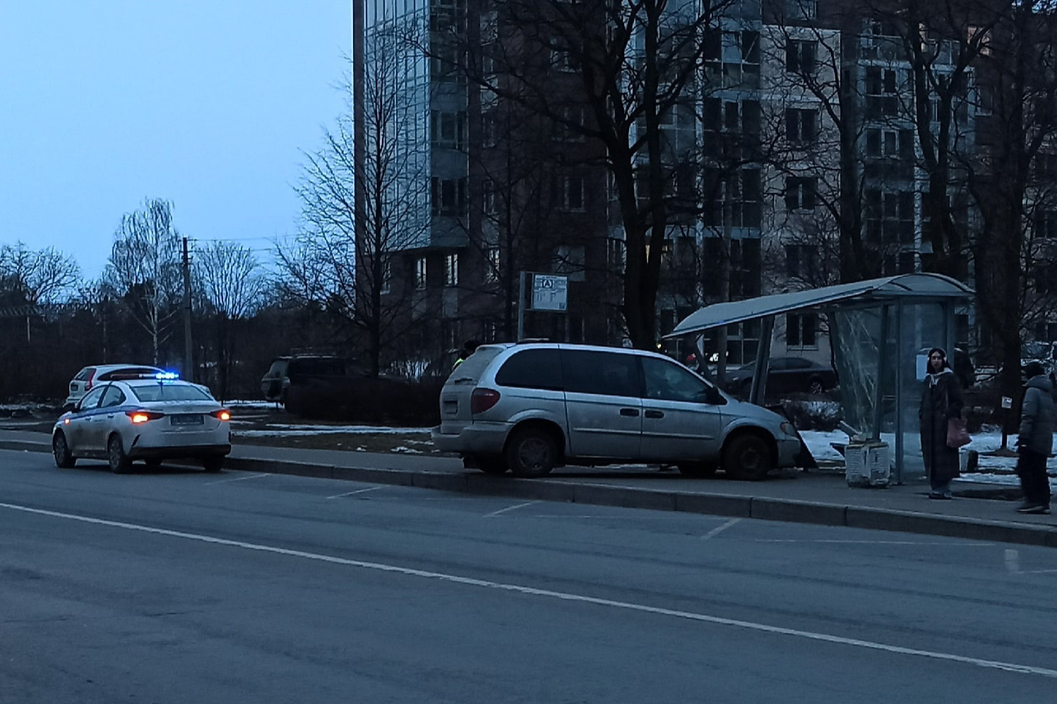 Машина врезалась в автобусную остановку в Сестрорецке