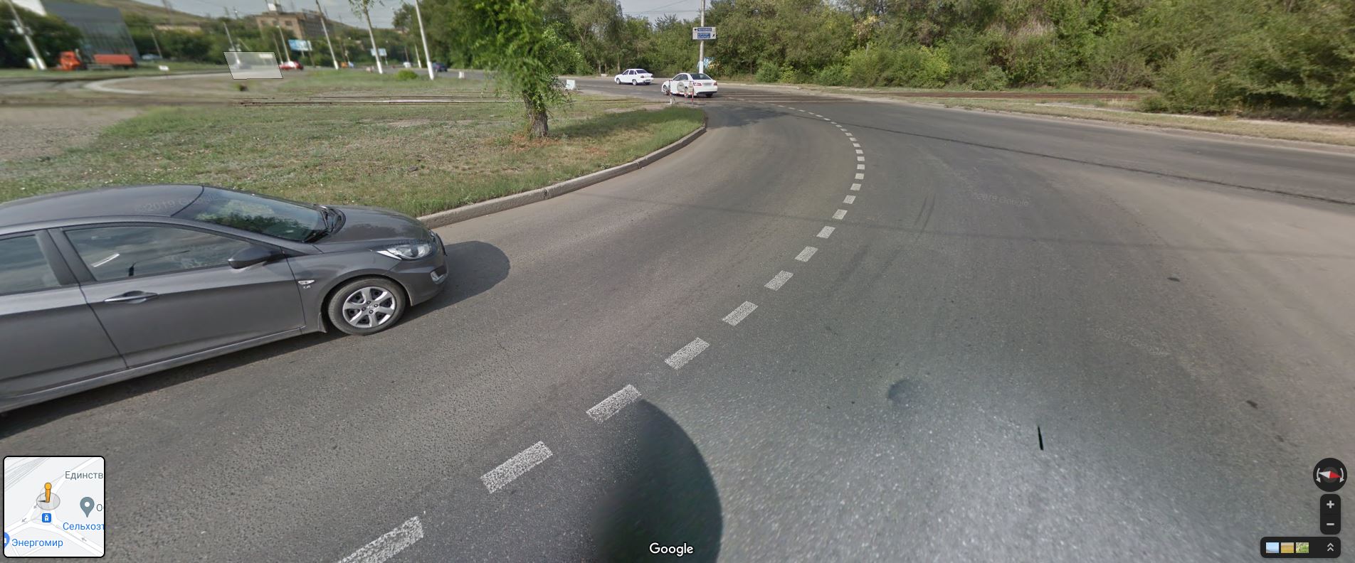 Участок дороги, где начался конфликт: автор видео ехал по полосе, где на фото находится серый Hyundai Solaris. Водитель KIA Rio въезжал на свободную полосу справа (это снимки с гугл-карт, где отражен летний сезон)