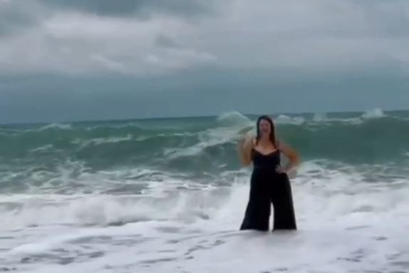 Девушка в Сочи едва не утонула из-за эффектного фото на пляже