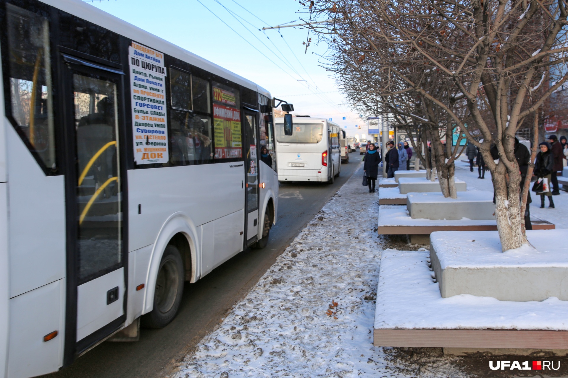 В зимнее время путь до автобуса может стать настоящим испытанием. Всё во льду