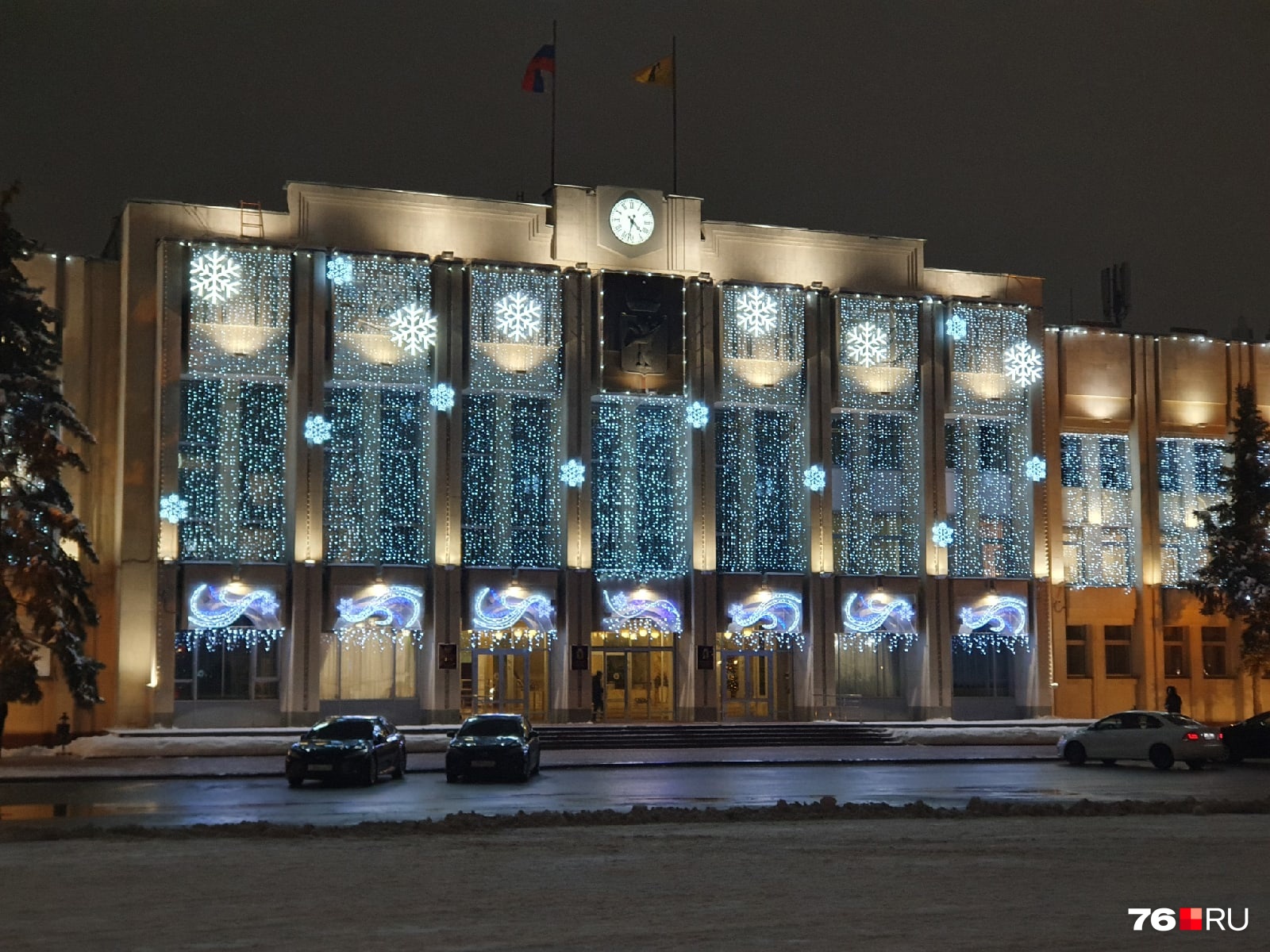 Здание правительства, похоже, самое украшенное место в центре города