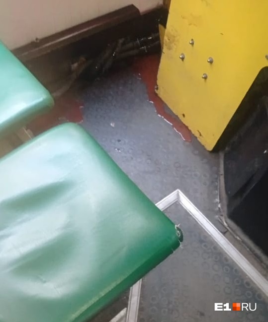 «Фонтан кипятка!» В Екатеринбурге пассажира автобуса внезапно окатило антифризом из шлангов