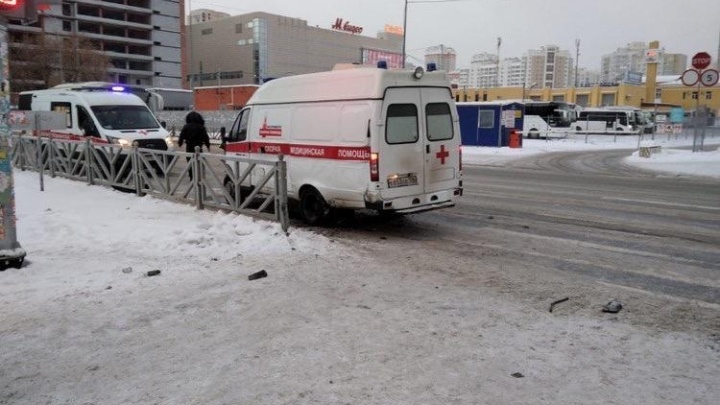 В Екатеринбурге ищут свидетелей ДТП со скорой, которая выехала на перекресток на красный свет