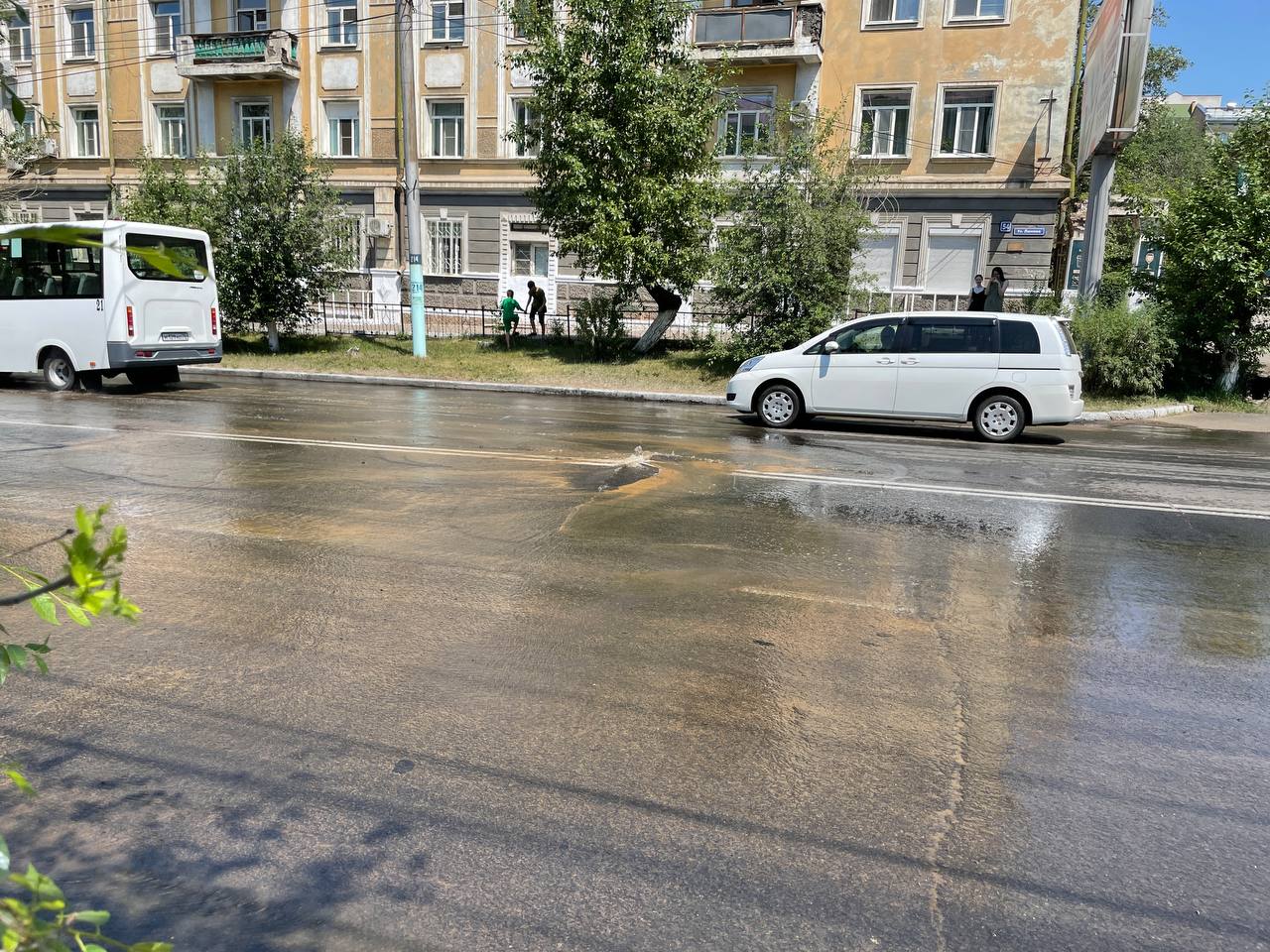 Порыв на тепловой сети привел к потопу на улице Ленина в Чите