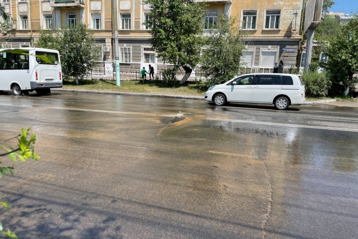 Вода на Ленина пошла прямо из-под асфальта на проезжей части