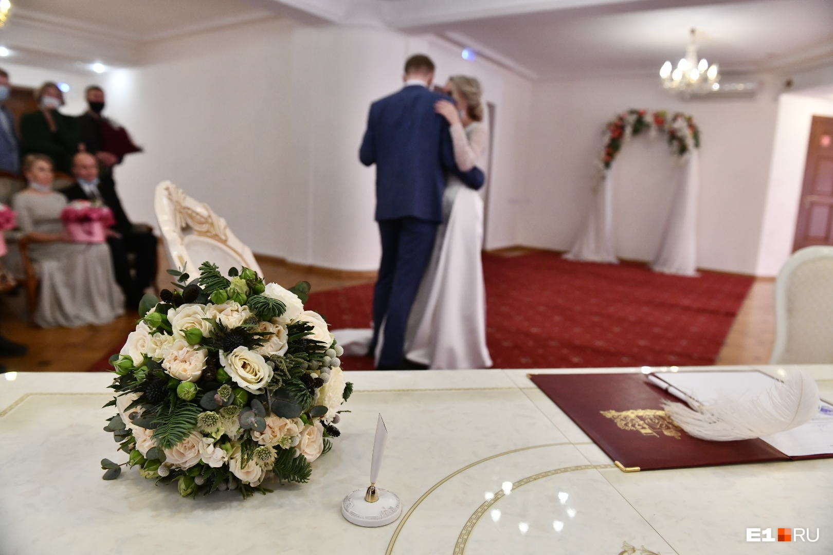 Всю жизнь маяться: в Екатеринбурге внезапно случился небывалый для мая свадебный бум