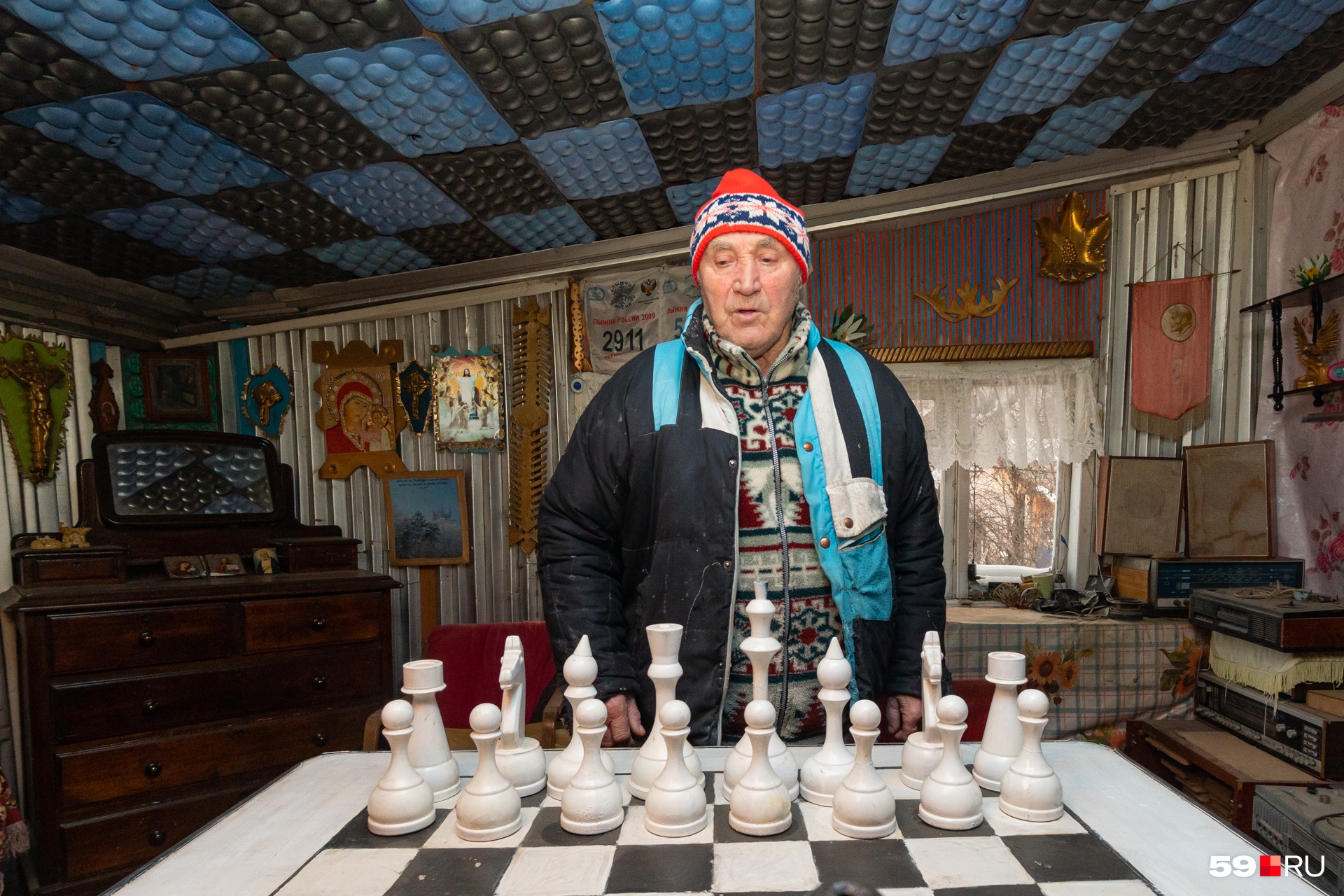 На досуге Владимир Павлович играет в шахматы. А еще в доме есть комната с бильярдом