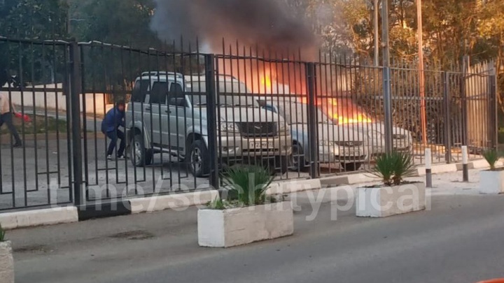 Возле отделения полиции в Сочи взорвался и сгорел автомобиль
