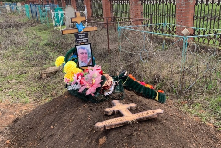 Это могила усопшего Виктора Смирнова, где дважды спилили крест