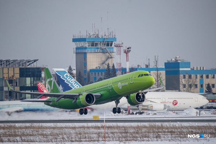 В самолете рейса Магадан — Новосибирск было больше 200 пассажиров