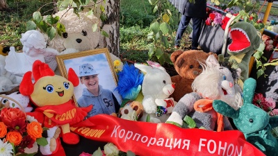 Горы цветов и игрушек: к школе в Ижевске, где во время стрельбы погибли 11 детей и 6 взрослых, продолжают идти люди. Онлайн-репортаж