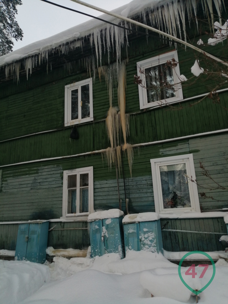 Деревянный дом в поселке под Петербургом окружили снег и сосульки-гиганты. Чиновники советуют ждать весны