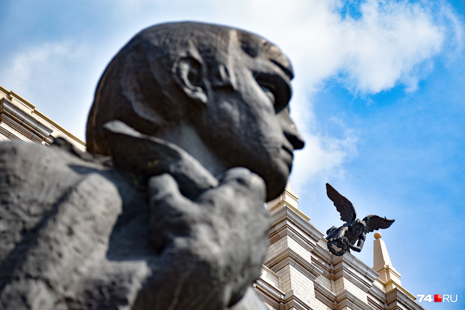 Памятник студенту, отчасти похожему на Владимира Высоцкого, и скульптура богини Ники авторства Вардкеса Авакяна