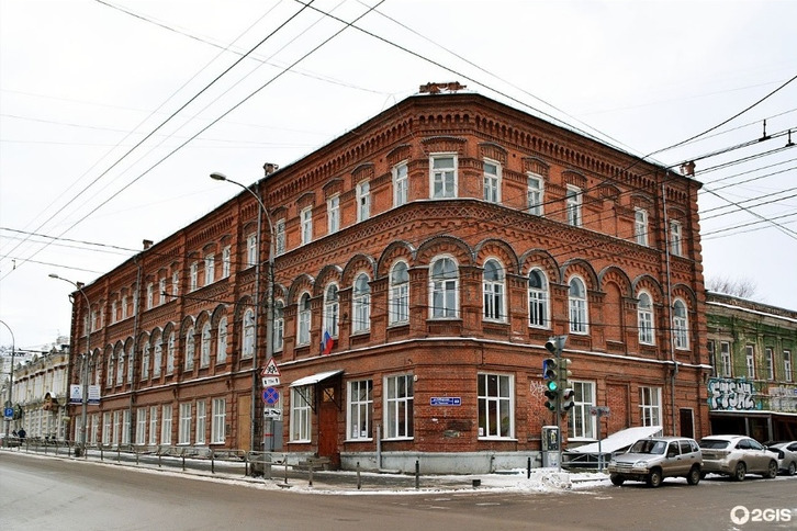 Школа находится в центре города — на улице Сибирской