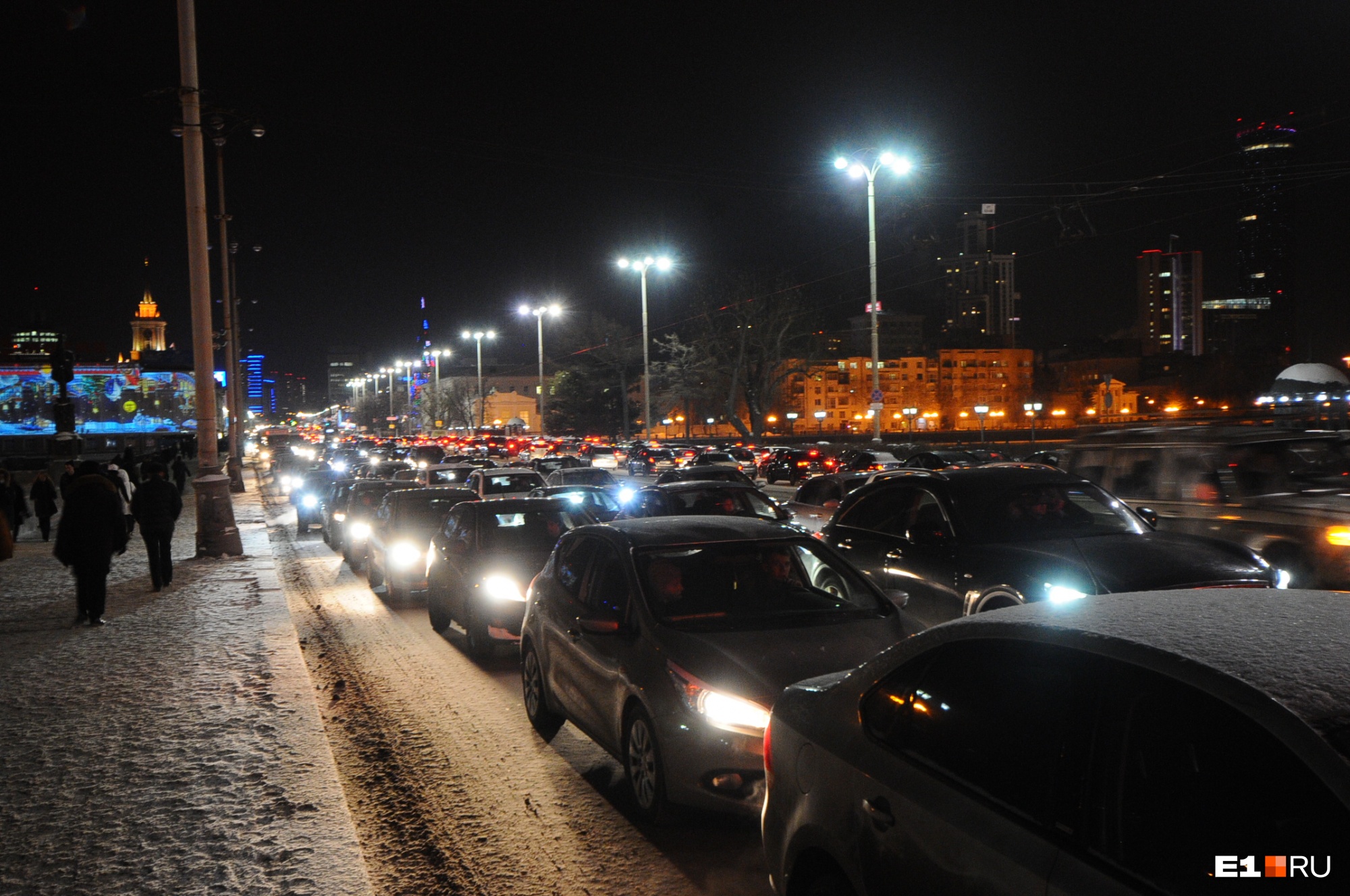 Из центра не выбраться: заснеженный Екатеринбург встал в 10-балльные пробки