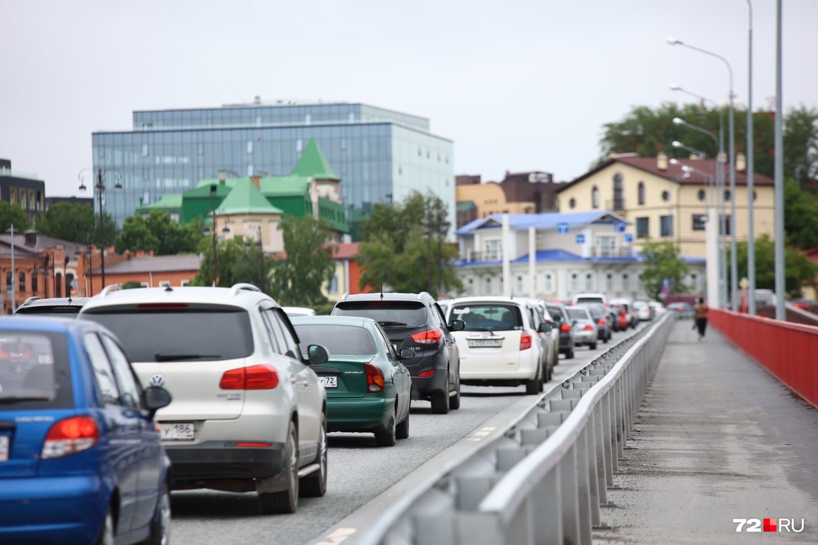 Протяженность пробки почти два километра Протяженность пробки почти два километра