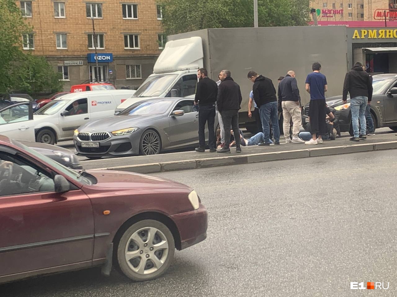 В Екатеринбурге водители на крутых машинах устроили разборки со стрельбой