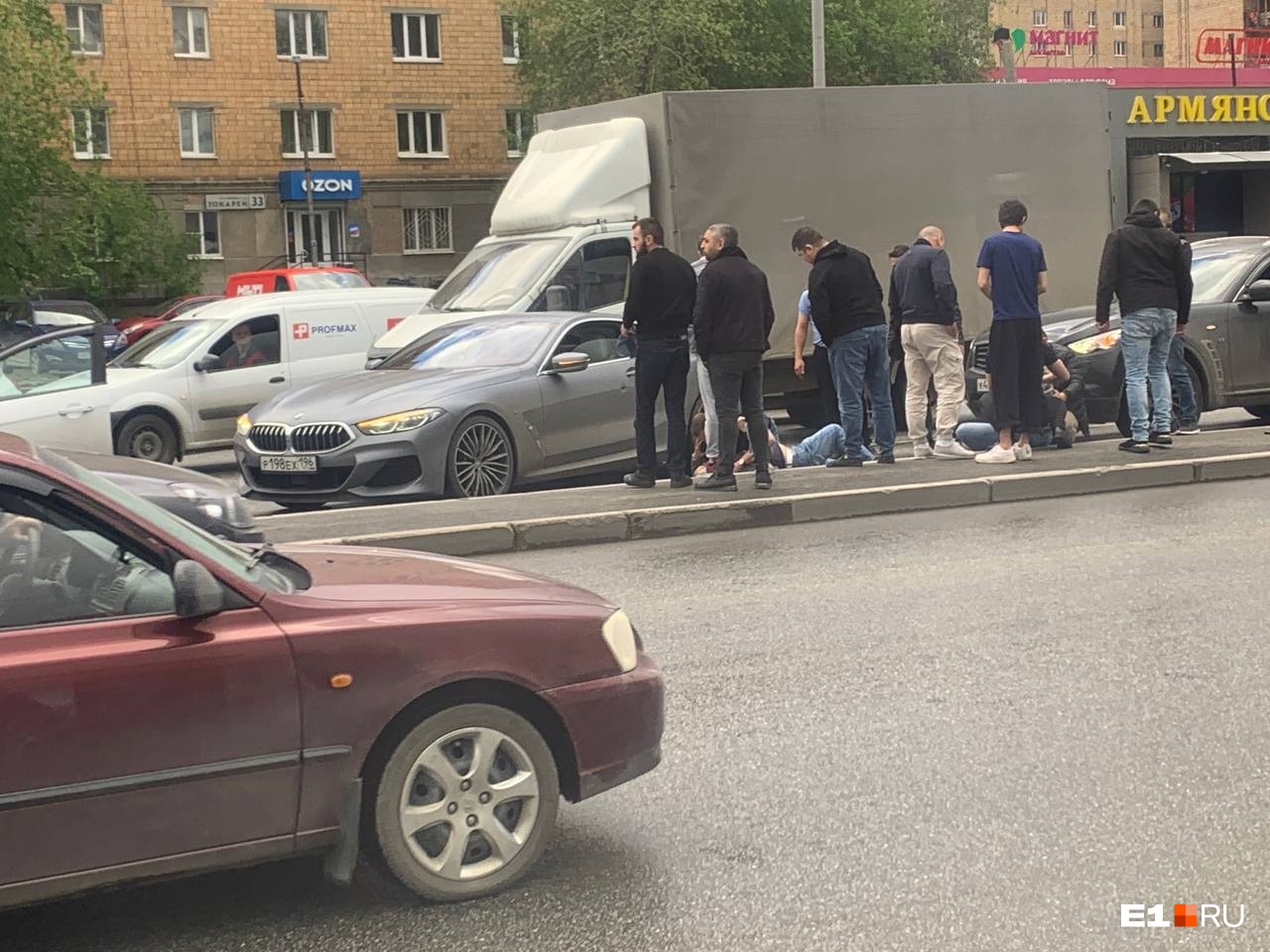 Мужчины подрались прямо на дороге Мужчины подрались прямо на дороге