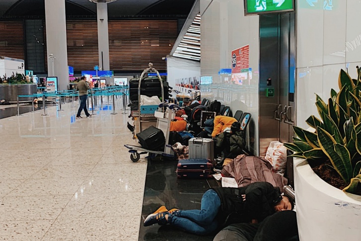 После задержки рейса пассажиры получили воду и бутерброды только через десять часов и провели ночь в аэропорту