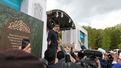 Пригрозить Америке, помолиться и сделать селфи: как в Казани закладывали камень под Соборную мечеть