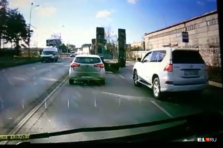 Конфликт между водителями вспыхнул из-за того, что Lexus лез на левую полосу без поворотника Конфликт между водителями вспыхнул из-за того, что Lexus лез на левую полосу без поворотника