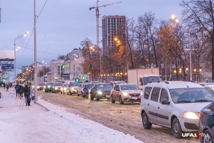 Заторы образовались на главных улицах города Заторы образовались на главных улицах города