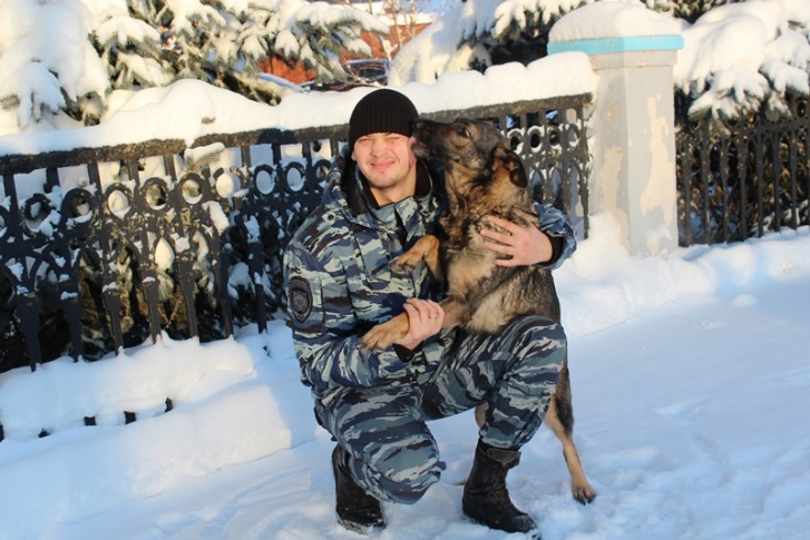 Кинолог Вячеслав Ласкин и умница-овчарка Византия Кинолог Вячеслав Ласкин и умница-овчарка Византия