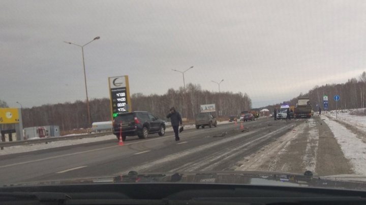 На трассе Тюмень — Омск иномарка врезалась в КАМАЗ. Погибла 51-летняя женщина