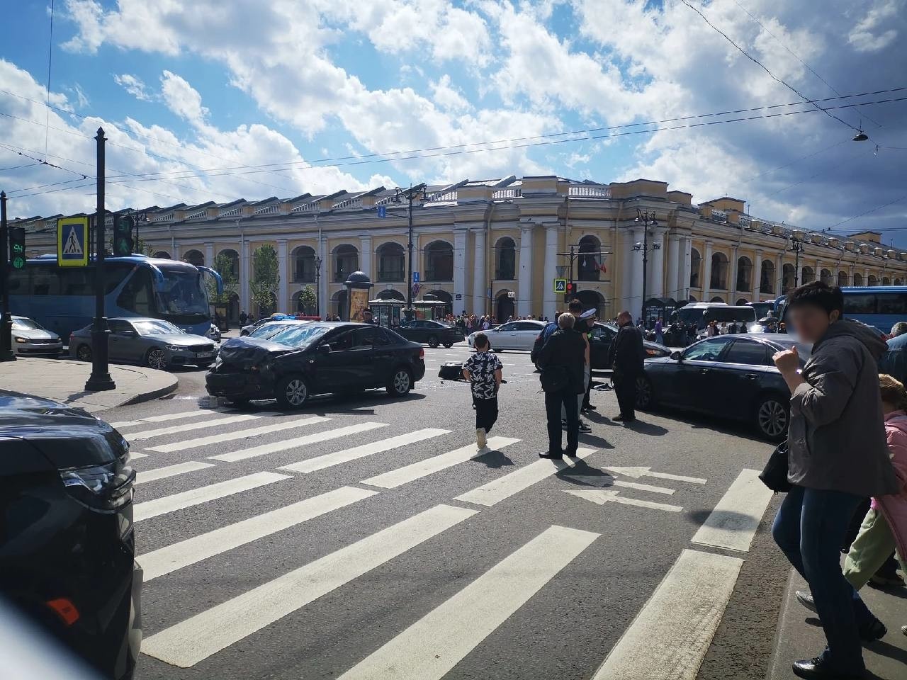 Лётчик» на красный поймал Audi на Невском проспекте. ДТП попало на видео |  02.06.2022 | Санкт-Петербург - БезФормата