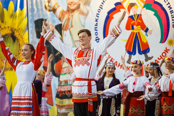 В прошлом году в фестивале «Кубанский казачок» приняли участие 57 коллективов и исполнителей из 22 регионов России
