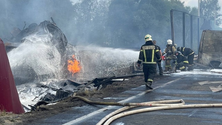 Взрыв, черный дым, пламя: фоторепортаж с места ДТП бензовоза и скорой в Ярославле