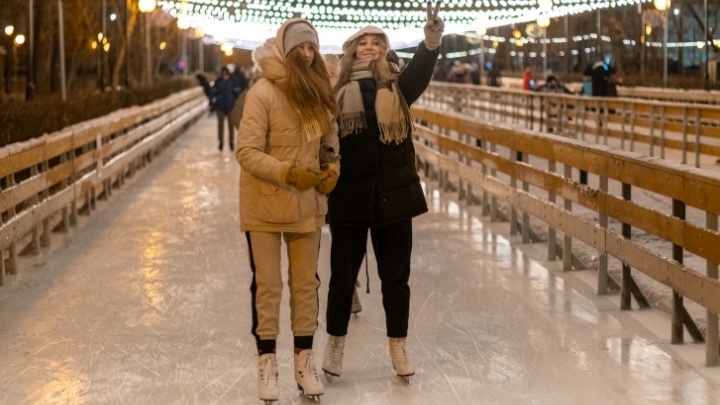 Пора встать из-за стола: где в Челябинске можно покататься на коньках в новогодние праздники